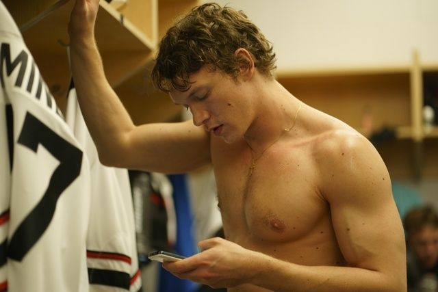 Na kolenou v hokejové kabině: Skládám tři otčenáše za Heated Rivalry – Page Not Found